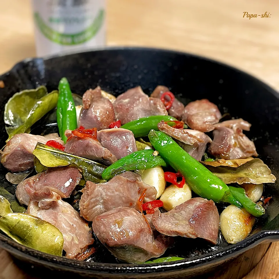 オハナシマンさんの料理 ししとうと砂肝ニンニクのナンプリックナンプラーバター焼き|パパ氏さん