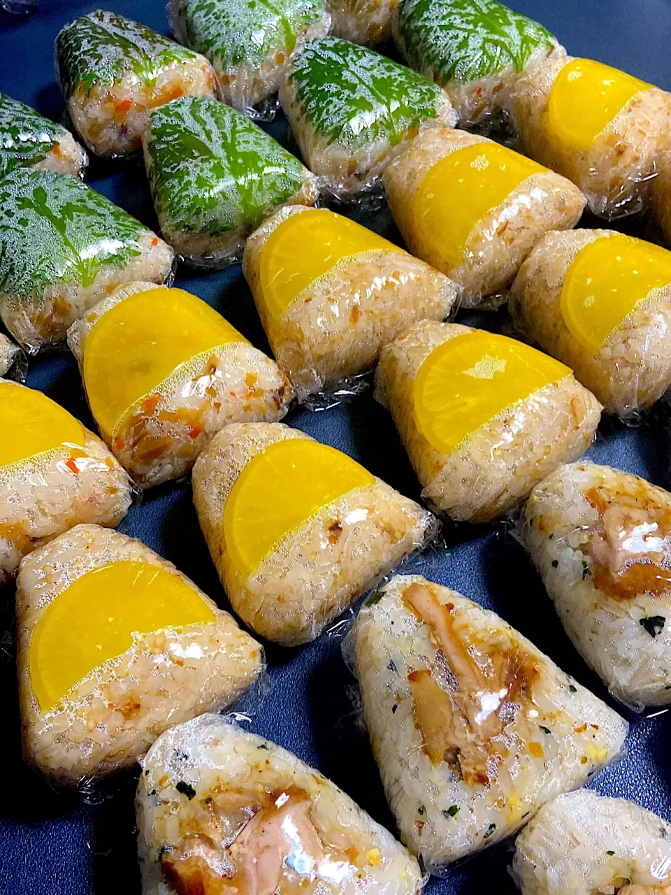 さっちゃんオニギリ🍙　　　　　　　　　　　　　　　　　😊生姜とシソ😊カツオバター　　　　　　　　😊チーズ鰹にチキン|サチ😊さん