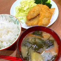 アジフライ、白身魚フライ。頂き物のキャベツ。ブロッコリー、野菜とわかめ入り味噌汁|りえはるさん