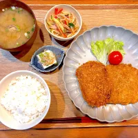 夜ご飯(お肉屋さんのコロッケ&ハムカツ、冷奴、もやしの中華風サラダ、アサリの味噌汁)|cocomikaさん