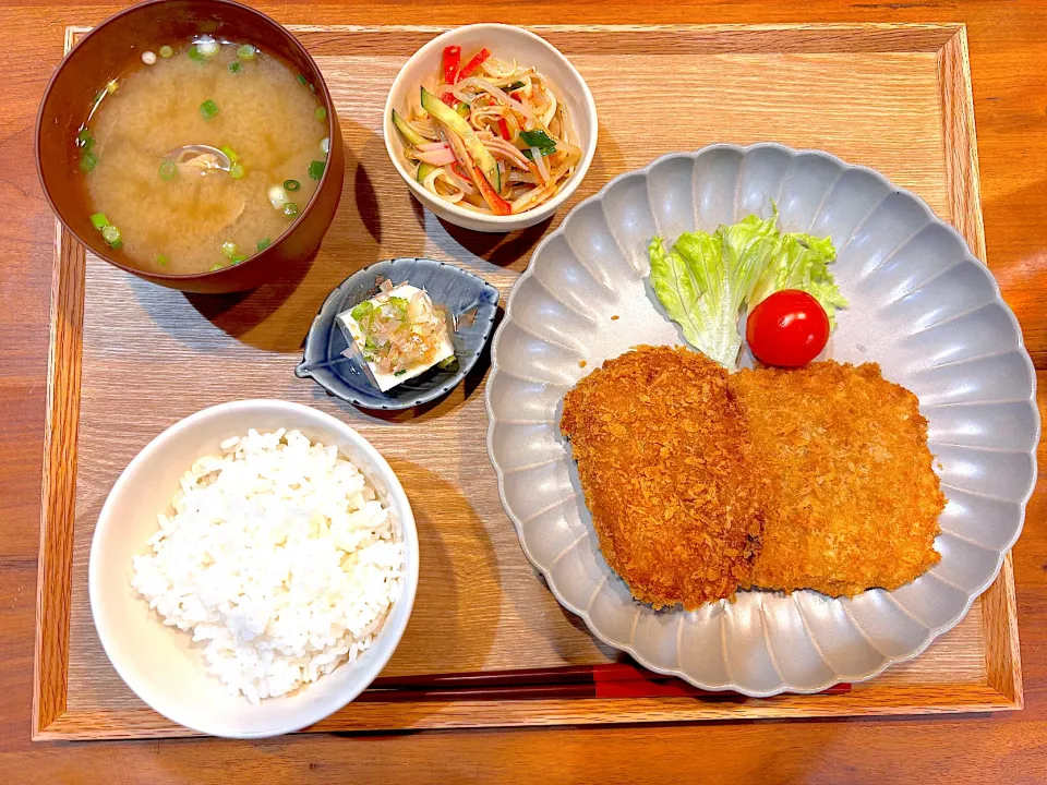 夜ご飯(お肉屋さんのコロッケ&ハムカツ、冷奴、もやしの中華風サラダ、アサリの味噌汁)|cocomikaさん