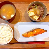 夜ご飯(シャケ、牛すき、なめこの味噌汁)|cocomikaさん