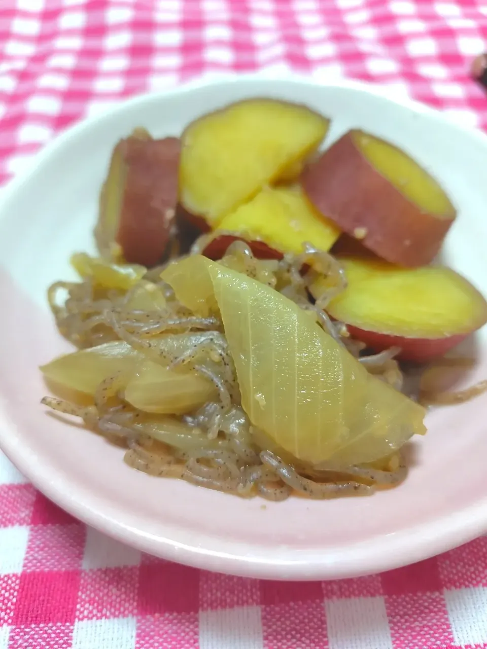 さつまいもと玉ねぎ、糸こんにゃくの煮物|藤さんちのごはんさん