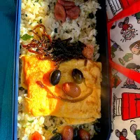 #昼飯　豆と子持ち昆布の天パー顔チーズオムレツと梅と焼きたらこ乗せロウカット玄米ワカメずんだ混ぜご飯弁当|ms903さん