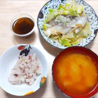 2025 0106　鱈と白菜のレンジ生姜蒸し　もずく　豆腐とわかめのお味噌汁|いもこ。さん