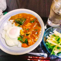 豚肉とほうれん草のカレー温玉のせ、ミックス野菜サラダ|サトリさん