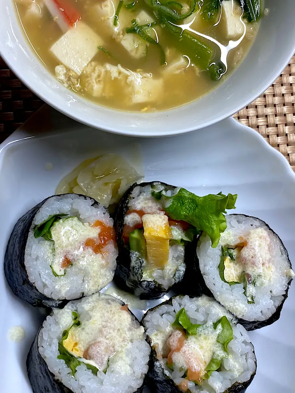 サーモン巻き寿司|すくらんぶるえっぐさん