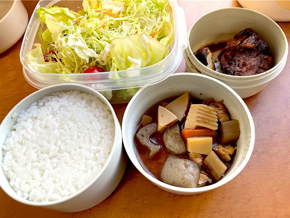 ブリの照り焼きと、筑前煮と野菜サラダでお昼のお弁当にしました。|マースさん