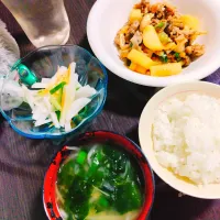 ごはん、わかめともやしの味噌汁、山芋と豚肉のこってり炒め、ミックス野菜サラダ|サトリさん