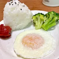 塩むすび🍙目玉焼きでモーニングプレート🍀|まいりさん