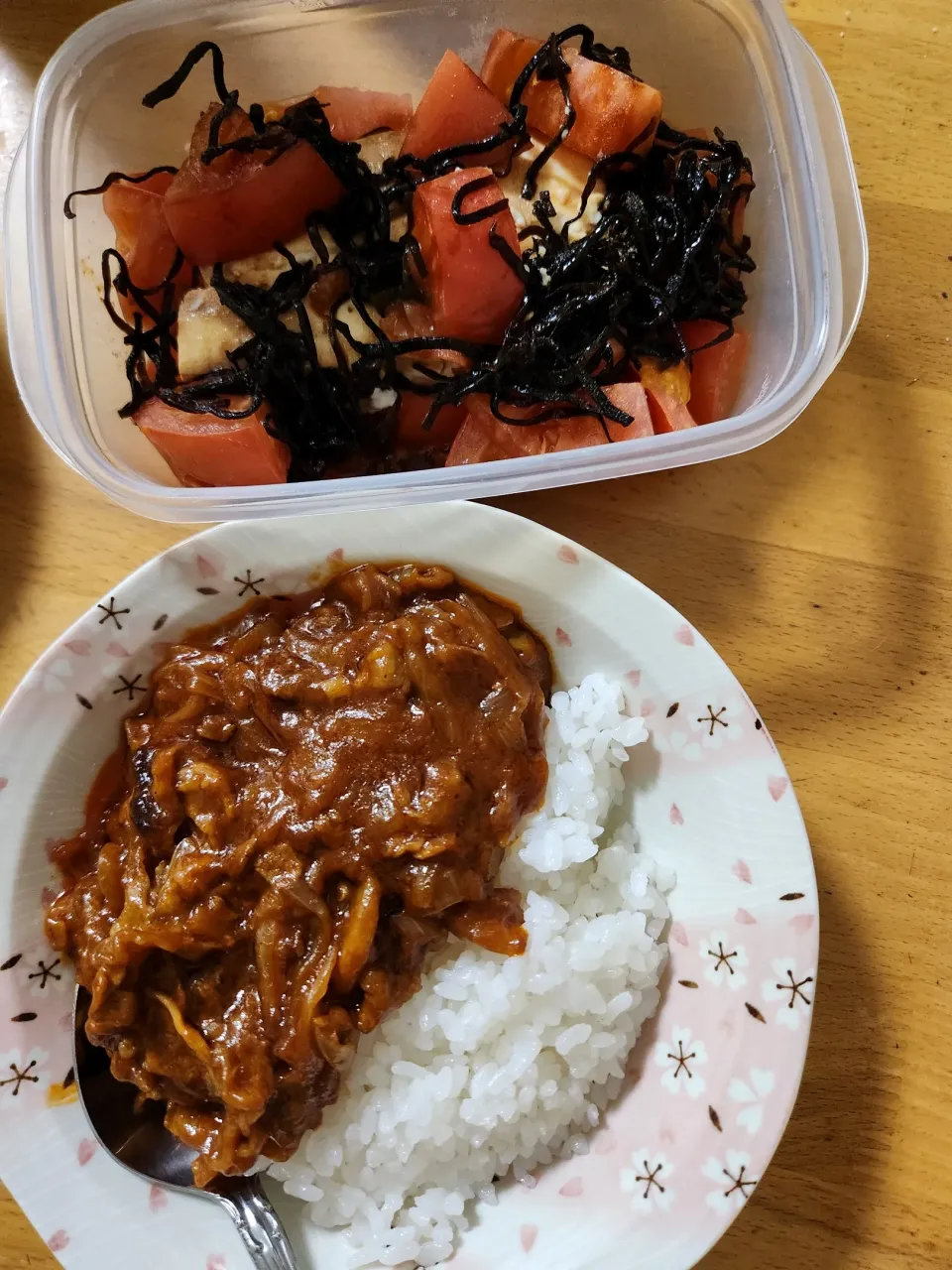 ハヤシライス、トマトと塩昆布の温やっこ|さきさん