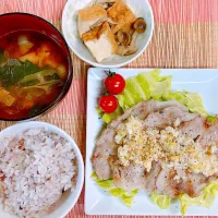 豚肉のねぎ塩だれがけ♡厚揚げとしめじの煮物♡お味噌汁♡|まゆかさん