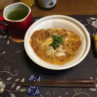 かつ庵の熟成ロースかつ丼・並盛りM、沢庵、たたきごぼう、胡麻高菜漬け、熱い日本茶、バナナ(昼飯)|enarinさん