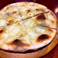 ゴルゴンゾーラチーズとはちみつのピザ🍕|おかちさん