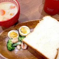 夕ごパン。『朝からシチュー食べたかったんだ！すごい』と次男が言ってくれて嬉しかったです。マヨネーズ大さじ３、オイスターソース大さじ1をまぜただけのオイマヨソースのサラダが好評で良かった！|りえはるさん