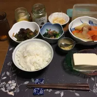 ご飯、なす味噌炒め、大根と人参と玉ねぎとじゃがいもとウインナーの煮物、ほうれん草のお浸し、冷奴、大根の切れ端のなます、沢庵、胡麻高菜漬け、たたきごぼう、烏龍茶(夕飯)|enarinさん