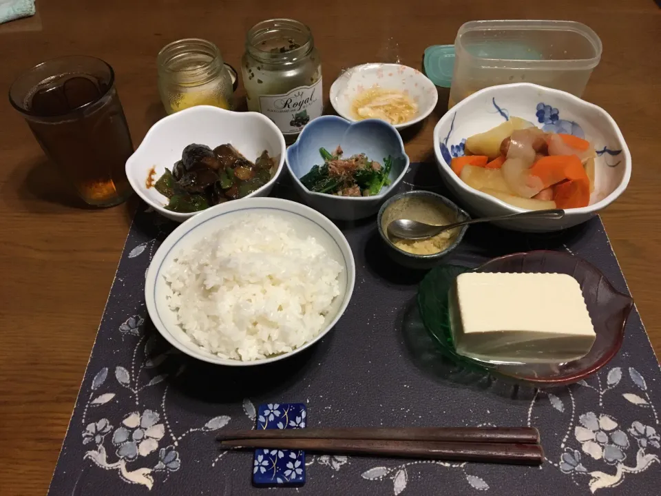 ご飯、なす味噌炒め、大根と人参と玉ねぎとじゃがいもとウインナーの煮物、ほうれん草のお浸し、冷奴、大根の切れ端のなます、沢庵、胡麻高菜漬け、たたきごぼう、烏龍茶(夕飯)|enarinさん