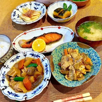 Snapdishの人気料理写真:FitDish でお昼ご飯✿*ﾟ鶏肉と根菜の煮物・ずいきの炊いたん