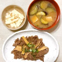 🍴牛肉とエリンギのオイスターソース炒め🍴ナスと厚揚げのお味噌汁🍴長芋の酢漬け👵🏻|Mさん