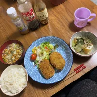 夜　コロッケ､厚揚げと白菜煮物| みちくんさん