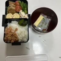 パパ弁☆ブロッコリーとアスパラ☆プチトマト☆くるくる卵焼き☆鮭☆チーズinハンバーグ☆みそ汁|Saharaさん