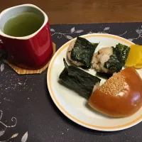 鮭ふりかけと塩昆布の混ぜご飯おにぎり、白餡のあんぱん、沢庵、熱い日本茶(朝ご飯)|enarinさん