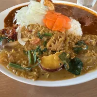 レンズ豆と野菜🫘と大辛チキンのあいがけ🔥🌶️🍛味玉トッピング🥚ピクルスマシマシ🥒|buhizouさん