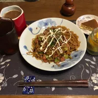 ソース焼きそば、沢庵、ホットコーヒー、アイスアールグレイティー、手作りバナナケーキ(昼飯)|enarinさん