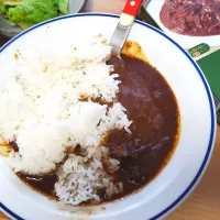 カレー、じゃがいもと玉ねぎの味噌汁、サラダ| さきさん