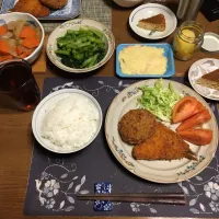 ご飯、アジフライ、メンチカツ、千切りキャベツ、トマト、煮物、ポテトサラダ、野沢菜漬け、沢庵、アールグレイアイスティー、手作りバナナケーキ(夕飯)|enarinさん