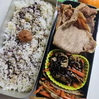 ☆高校生弁当☆もち麦入りごはん、ゆかり、梅、キャベツ、生姜焼き、ひじき煮物、金平牛蒡、みかん、キリスティック|ｼｮｺﾗさん