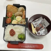 パパ弁☆アジフライ☆鮭☆くるくる卵焼き☆チーズinハンバーグ☆きんぴらごぼう☆ブロッコリーとアスパラ☆プチトマト☆みそ汁|Saharaさん