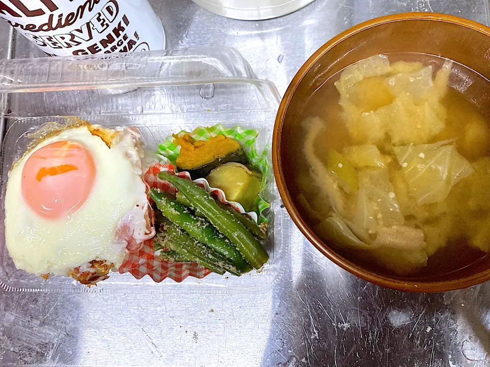 実家の母へ弁当。スープジャーにはキャベツ、油揚げ、長ネギ、しめじ味噌汁。インゲン胡麻和え。ベーコンエッグ丼。さつまいもカボチャ煮。ルイボスティー|りえはるさん
