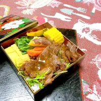 grandmaの晩ごはん☆ 今夜は先日のすき焼きのお肉の残りで焼肉弁当…
だし巻き玉子､蒸し野菜を添えました
頂きます|kaoriさん