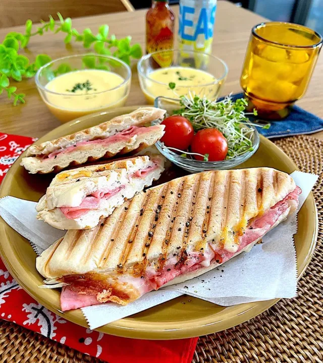 Snapdishの料理・レシピ写真:チーズとハムのパニーニ！｜おとなりのホットサンド♪