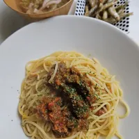 ☆夕飯☆我が家の手抜きメニュー定番。ミートソースは大量に作って冷凍してるので。夕方歯医者定期検診だったので時間無くて|ｼｮｺﾗさん