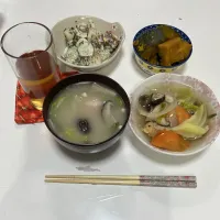 晩御飯☆鱈のフライの野菜餡かけ☆しそマヨサラダ（ちくわ・胡瓜・卵）☆南瓜の炊いたん☆えび団子と野菜の鶏白湯スープ|Saharaさん