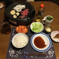 ご飯、鉄板焼き(国産黒毛和牛切り落とし、米国産牛バラ肉切り落とし、じゃがいも、玉ねぎ)、バリバリキャベツ、マヨキュー、トマト、沢庵、烏龍茶、手作りバナナケーキ(夕飯)| enarinさん