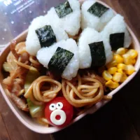 漢の…次女用🍱いつものこにぎり付き焼きそば弁当|ᵏᵒᵘさん