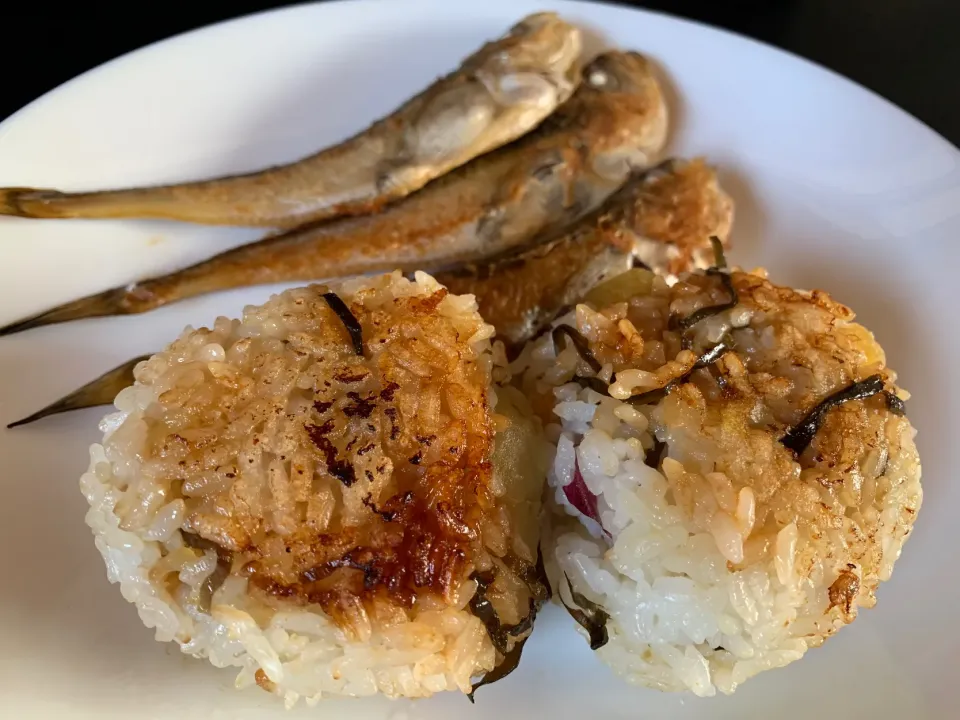 ハタハタの干物、さつまいもと塩昆布の焼きおにぎり|そらまめさん