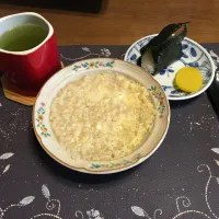 オートミール中華雑炊、鮭ふりかけと塩昆布の混ぜご飯おにぎり、沢庵、熱い日本茶(朝ご飯)|enarinさん