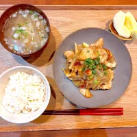 夜ご飯(鶏胸肉の舞茸の旨炒め、大根のみそしる、りんご)|cocomikaさん