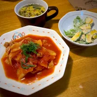 豚肉のトマト煮と、レタスとかぼっコリーのサラダと、玉子スープ🍲|もえさん