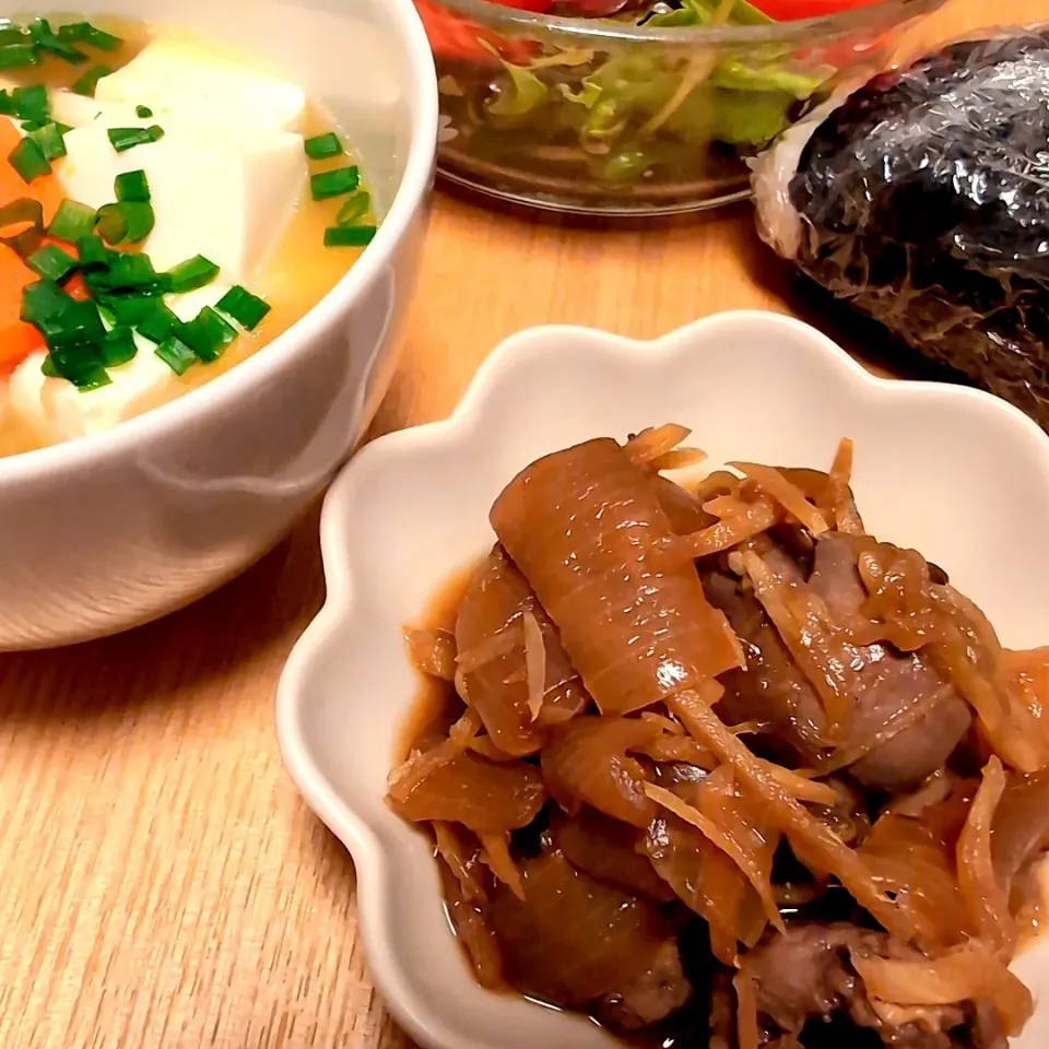 生姜と玉ねぎたっぷりレバー煮/手羽先の先っぽでたっぷりお野菜・お豆腐の塩糀スープ/鶏そぼろ🍙|チョコさん