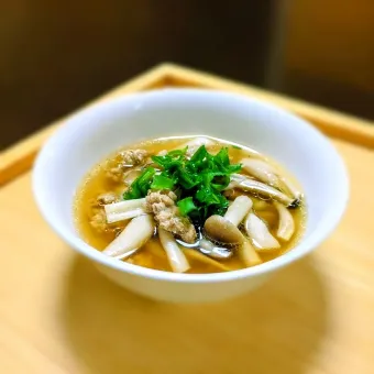 Snapdishの人気料理写真:生姜入り✨鶏キノコともち麦のスープ🍄‍🟫