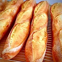 明日のパン「バゲット」🥖
室内が乾燥してるので
フランスパンが 焼きやすい(^^)