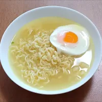 塩ラーメンに卵のせて|ナナさん