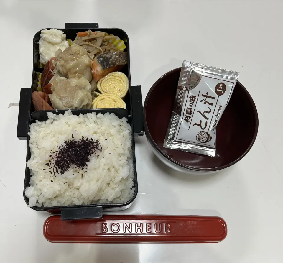 パパ弁☆焼売☆鮭☆くるくる卵焼き☆きんぴらごぼう☆ポテトサラダ☆葉っぱウインナー☆みそ汁|Saharaさん