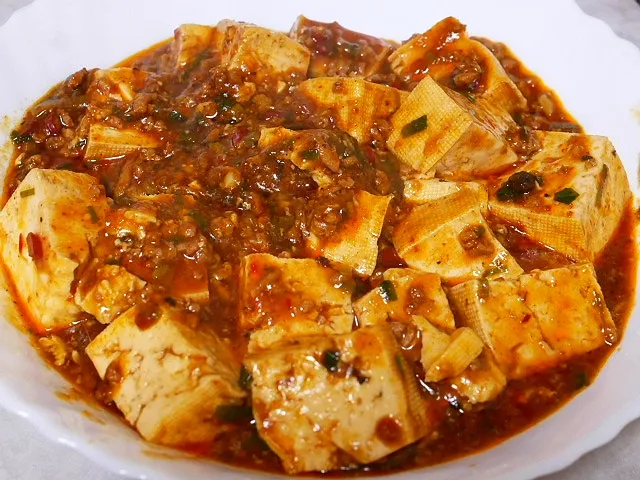 爆辛麻婆豆腐🔥豆板醤、麻辣醤、コチュジャン、豆鼓の辣油漬、唐辛子。。家にある辛いものを全部入れます😆✨🎉|深夜特急fさん