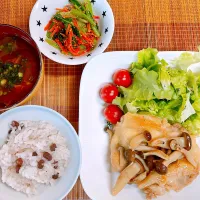 鶏肉の照り焼き♡小松菜とにんじんのごまあえ♡お味噌汁♡|まゆかさん